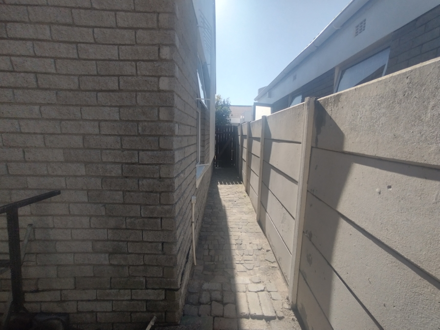 2 Bedroom Property for Sale in Oakglen Western Cape